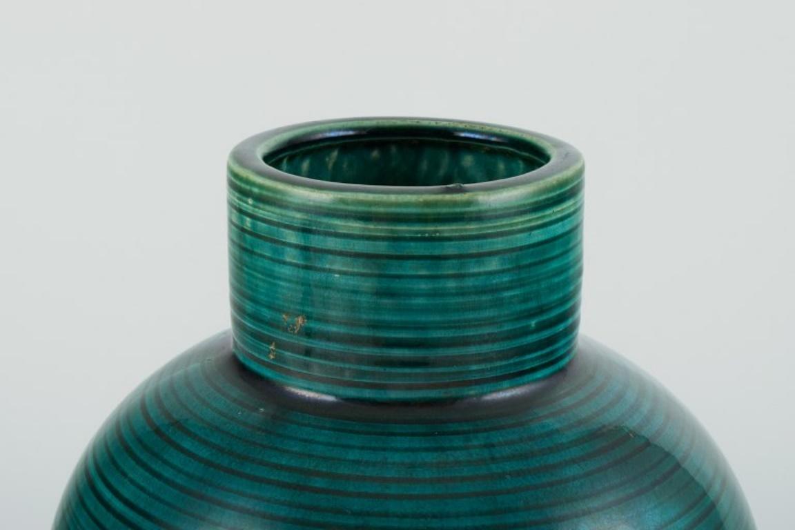 Moderne Céramiste d'atelier européen. Grand vase en céramique à glaçure verte. en vente