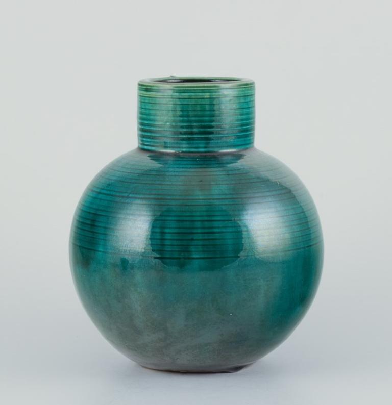 Inconnu Céramiste d'atelier européen. Grand vase en céramique à glaçure verte. en vente