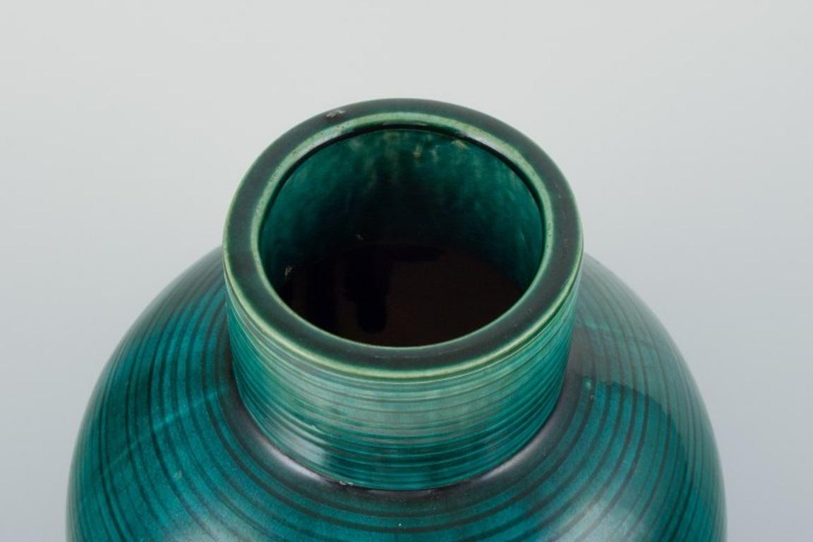Vernissé Céramiste d'atelier européen. Grand vase en céramique à glaçure verte. en vente
