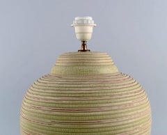 Europäische europäische Studio-Keramikerin, große Tischlampe aus Steingut mit geschnitztem Korpus