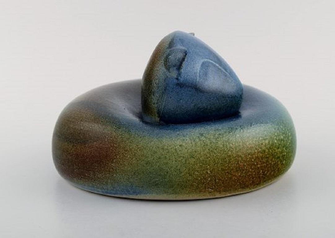 Ceramista de taller europeo. Figura única de gran tamaño de un gato tumbado. Precioso esmalte en tonos azul verdoso, década de 1980.
Medidas: 20 x 11,5 cm.
Firmado.
En excelente estado.


   