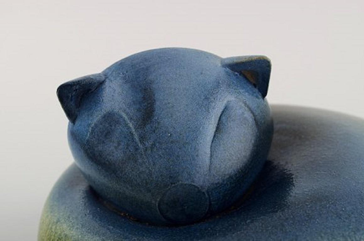 Europäischer Studio-Keramikkünstler, große, einzigartige Figur einer liegenden Katze, 1980er Jahre (Moderne) im Angebot