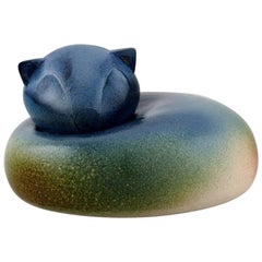 Europäischer Studio-Keramikkünstler, große, einzigartige Figur einer liegenden Katze, 1980er Jahre