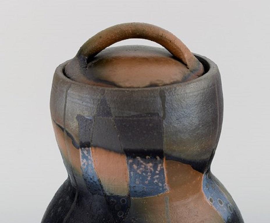 European studio ceramicist. Large unique lidded jar in glazed stoneware. Late 20th century.
Measures: 26 x 16.5 mm.
In excellent condition.
Signed.