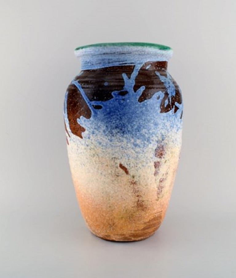 European studio ceramicist. Large unique vase in glazed ceramics, late 20th century.
Measures: 32.5 x 21.5 cm.
In excellent condition.
Signed.