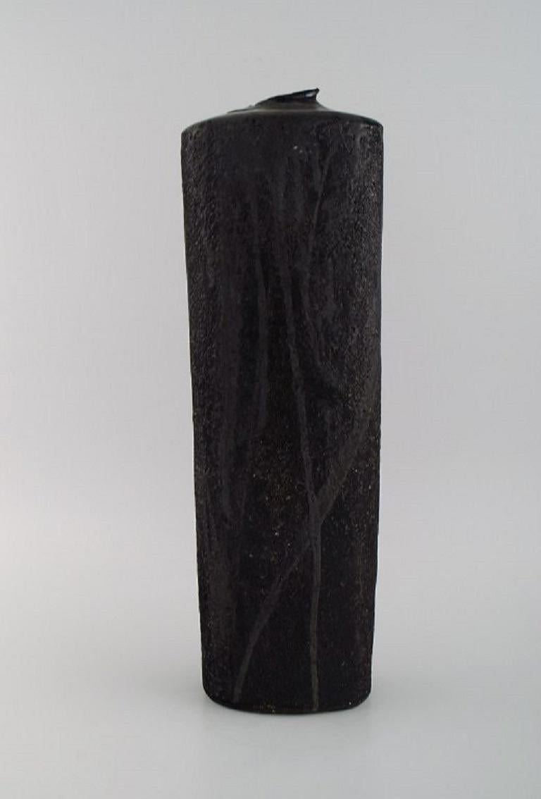 Ceramista de taller europeo. Gran jarrón único de gres esmaltado. 
Precioso esmalte en tonos negros y metálicos. Años 60 / 70.
Medidas: 41 x 12 cm.
En excelente estado.
Firmado.