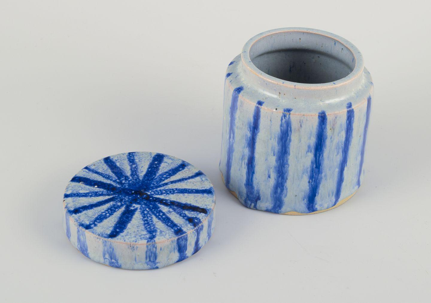 European studio ceramicist. Lidded jar made of earthenware. Striped design In Excellent Condition For Sale In Copenhagen, DK