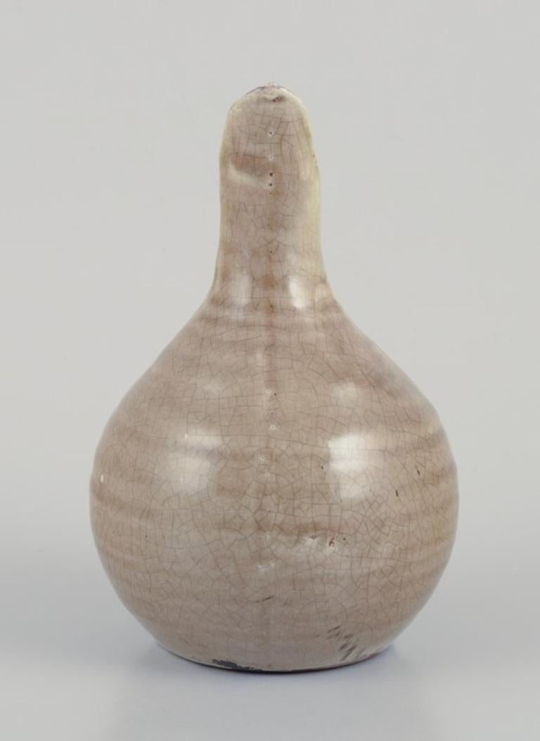 European studio ceramicist. Round vase with a two-part neck.
Glazed in light brown tones with natural craquelures.
From the 1970s/80s.
In excellent condition with some minor signs of use. See photo.
Dimensions: Height 20.0 cm x Diameter 12.0 cm.
