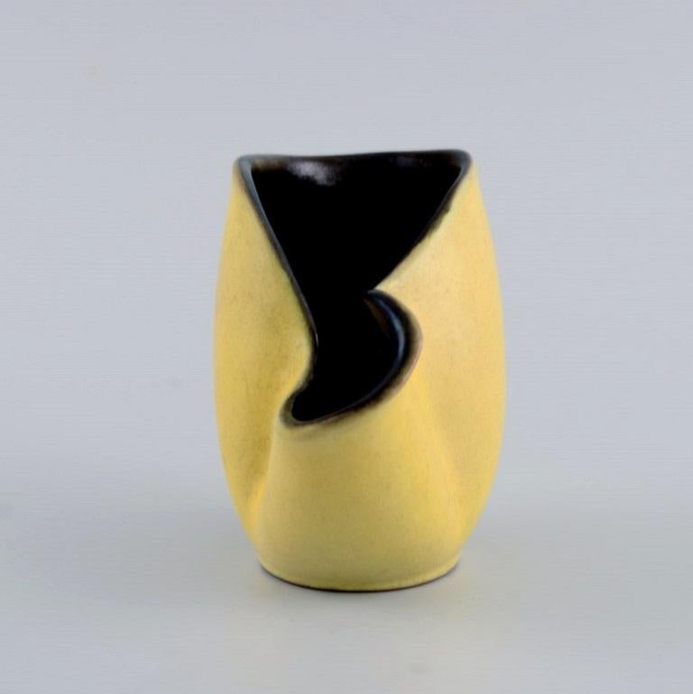 Ceramista de taller europeo. Pequeño jarrón único con borde ondulado en cerámica esmaltada. Precioso esmalte en tonos amarillos con el interior negro. Años 60 / 70.
Medidas: 11,5 x 8,5 cm.
En excelente estado.
Sellado.