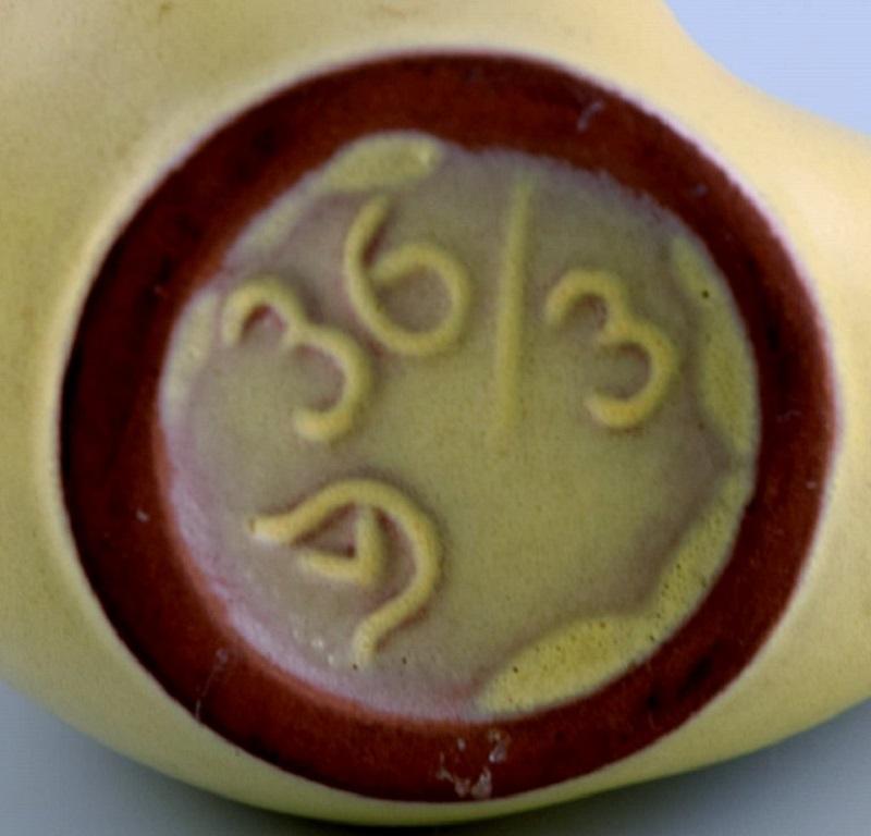 Estudio Ceramista Europeo, Jarrón Único Pequeño con Borde Ondulado en Cerámica Esmaltada mediados del siglo XX en venta