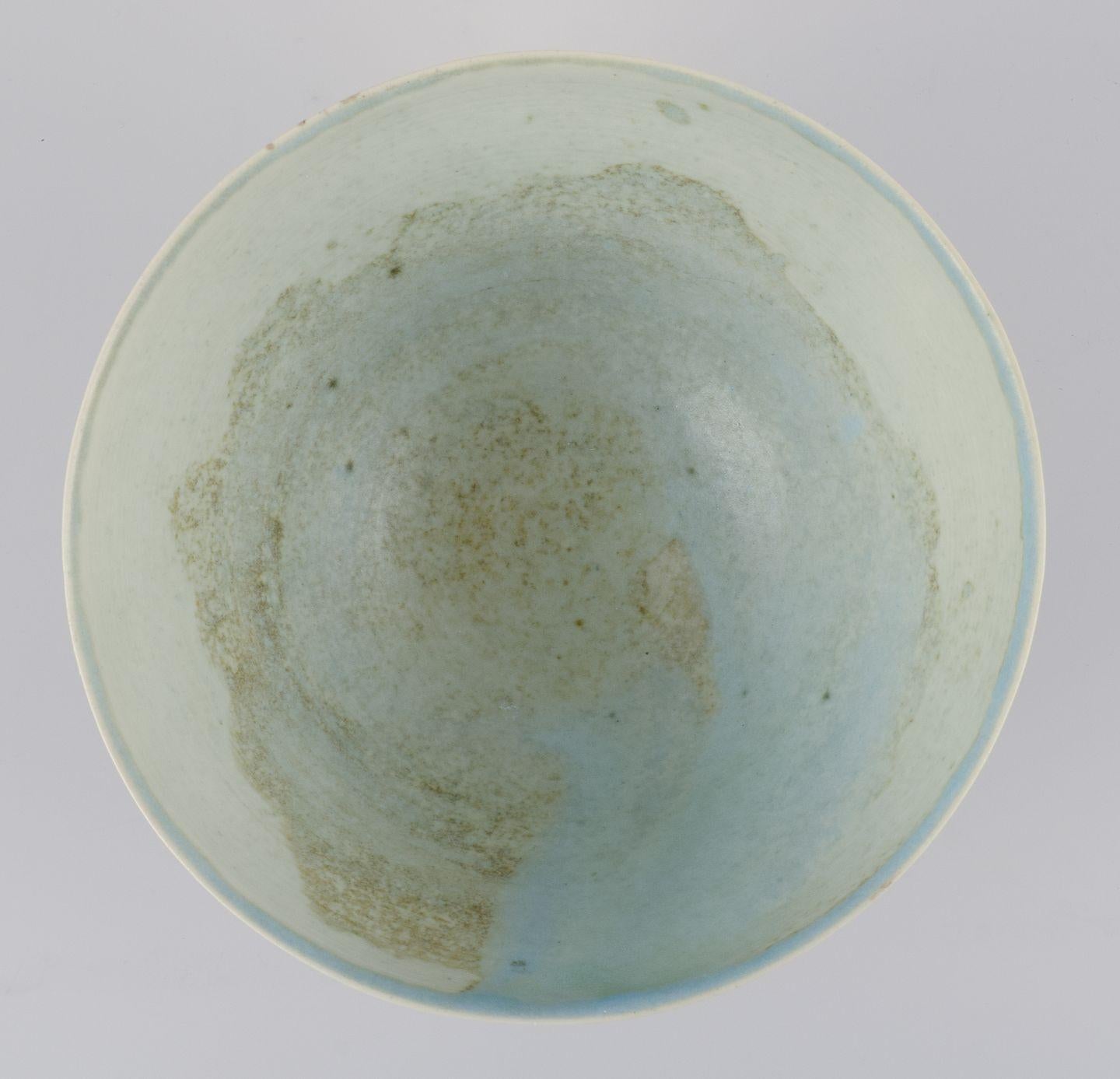 European studio ceramicist. Stoneware bowl. Hand-glazed in light tones. In Excellent Condition For Sale In København, Copenhagen