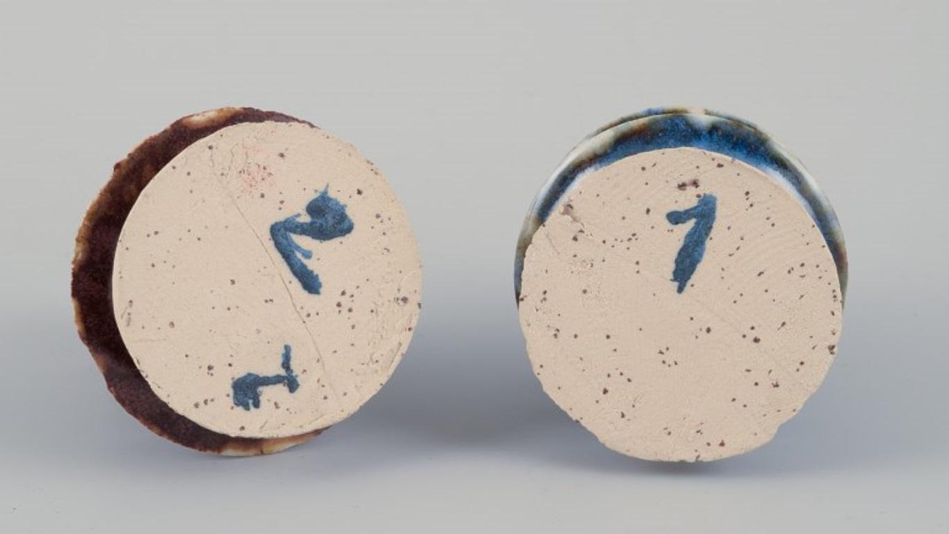 Europäischer Studiokeramiker. Zwei einzigartige Kerzenhalter aus Keramik. 1980er Jahre im Angebot 1