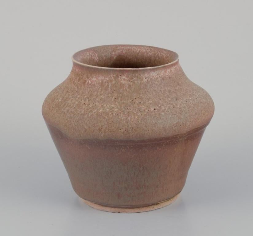 European studio ceramicist. Two unique ceramic vases. Glaze in sandy tones.
Ca. 1980s.
Signed.
Perfect condition.
Vase with a narrow neck: H 14.5 cm x D 8.0 cm.