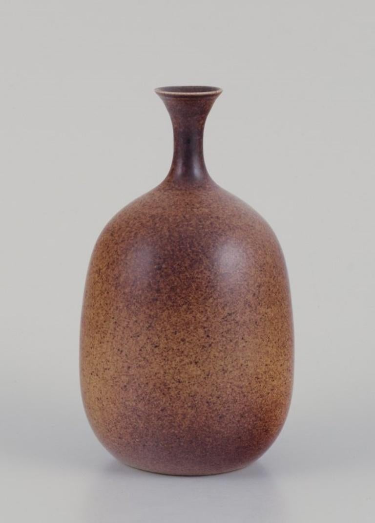 Europäischer Studiokeramiker. Zwei einzigartige Keramikvasen. Glasur in sandfarbenen Tönen.  (Ende des 20. Jahrhunderts) im Angebot
