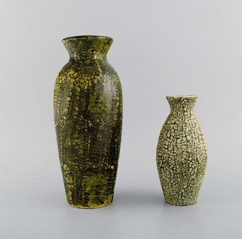 European studio ceramicist. Two vases in glazed ceramics.
Beautiful glaze in green and yellow shades, 1960s / 70s.
Largest measures: 25.5 x 11 cm.
In excellent condition.
Stamped.