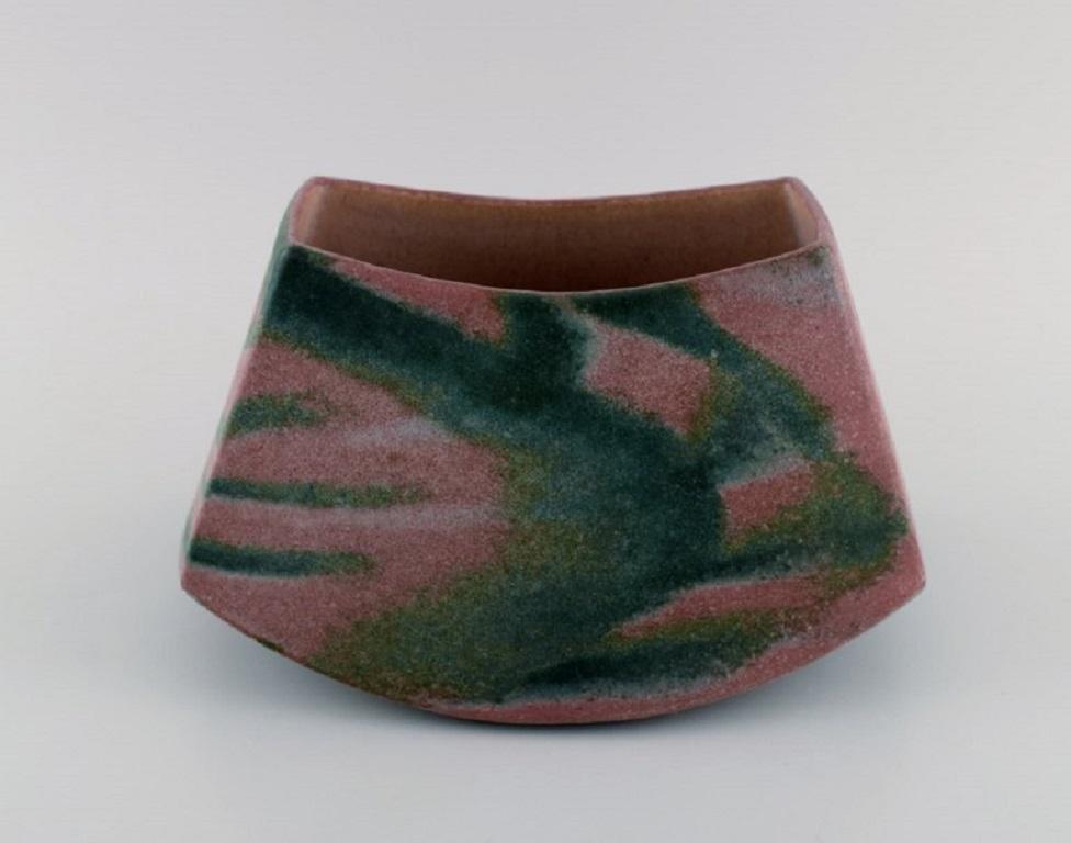 European studio ceramicist. Unique bowl in glazed ceramics. Beautiful marbled glaze. Dated 1986.
Measures: 25 x 16.5 cm.
Height: 15 cm.
In excellent condition.
Signed and dated.