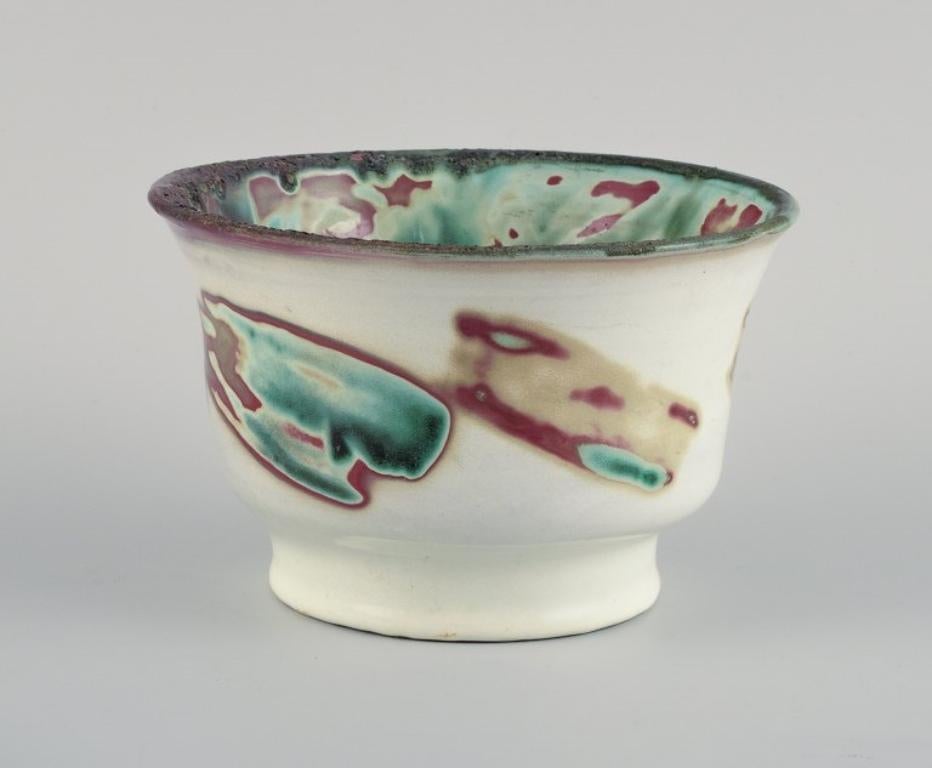 European studio ceramicist. Unique ceramic bowl in raku-fired technique.
1975.
In excellent condition.
Signed HD 75.
Dimensions: D 12.5 x H 8.5 cm.