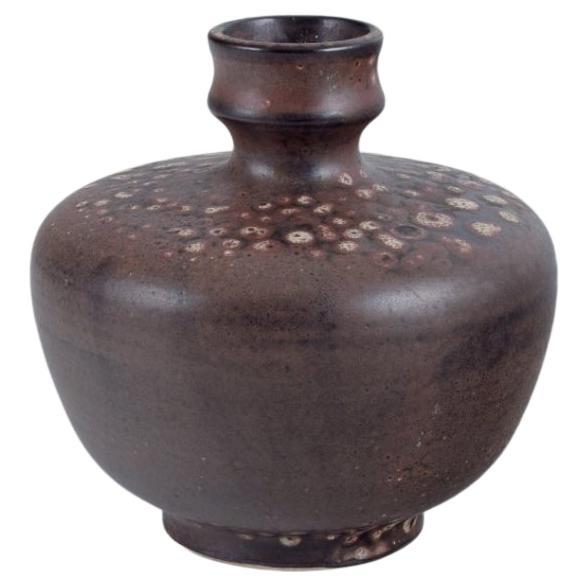 Céramiste d'atelier européen. Vase en céramique unique. Glacis dans les tons Brown. Ca. 1980s