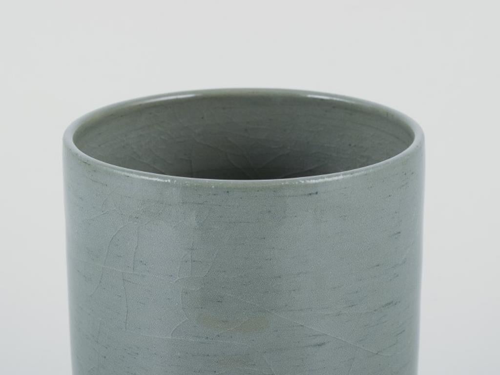 Ceramista de taller europeo.
Singular jarrón de cerámica con forma cilíndrica.
Esmalte en tonos azul grisáceo.
Sin esmaltar y esmaltado.
Citas: Ca. 1980s.
Firmado con la firma del artista 