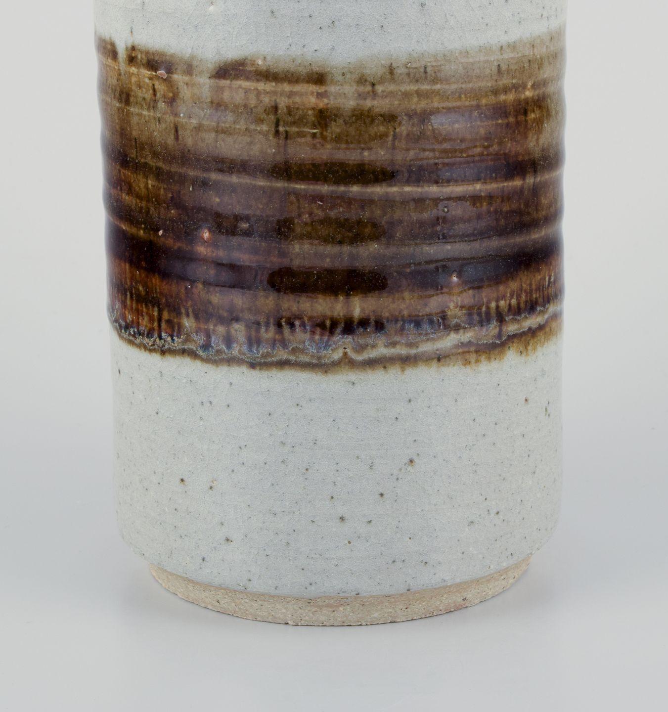 Inconnu Céramiste d'atelier européen. Vase unique de forme cylindrique. en vente