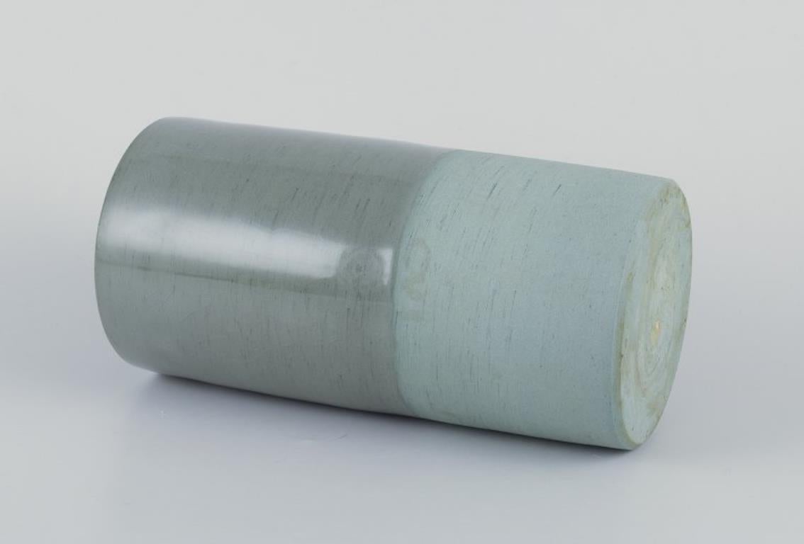 Ceramista de taller europeo. Singular jarrón de cerámica con forma cilíndrica. Glaseado en venta