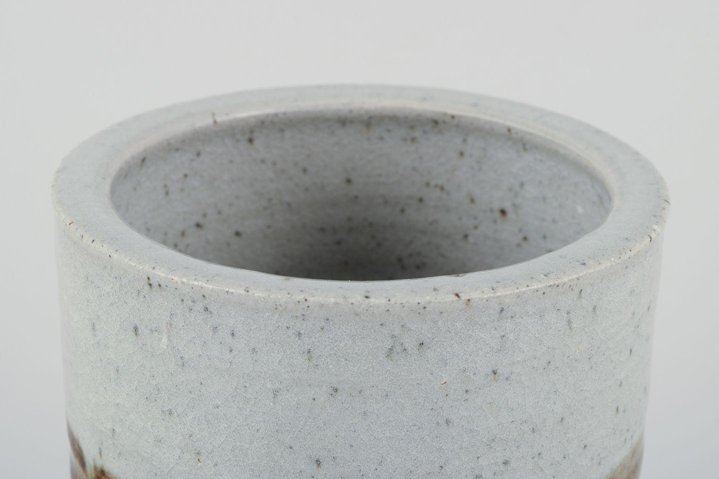 Vernissé Céramiste d'atelier européen. Vase unique de forme cylindrique. en vente