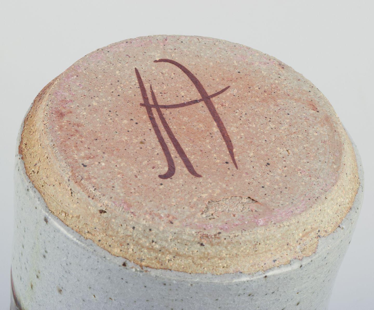 Fin du 20e siècle Céramiste d'atelier européen. Vase unique de forme cylindrique. en vente