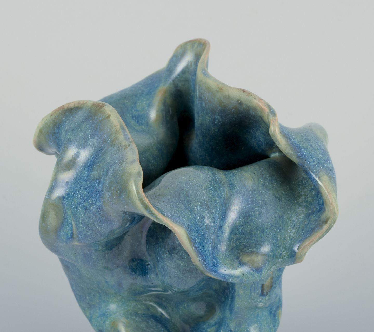 Inconnu Céramiste d'atelier européen. Vase unique de forme organique en vente