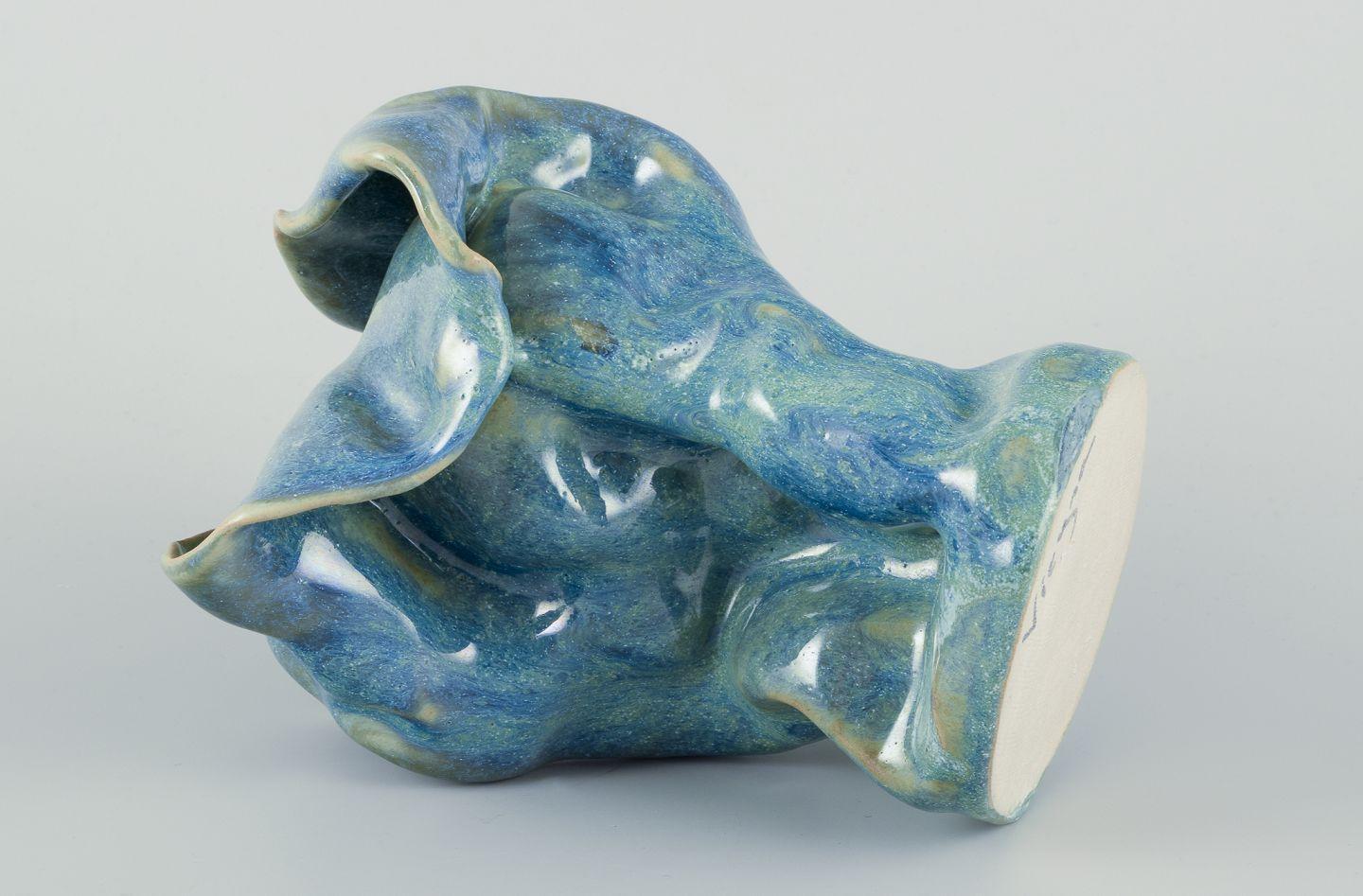 Vernissé Céramiste d'atelier européen. Vase unique de forme organique en vente