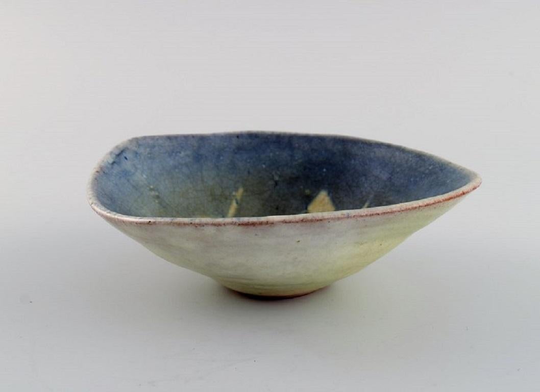 European studio ceramicist. Unique freeform bowl in glazed ceramics. 1960s / 70s.
Measures: 16 x 5 cm.
In excellent condition.
Stamped.