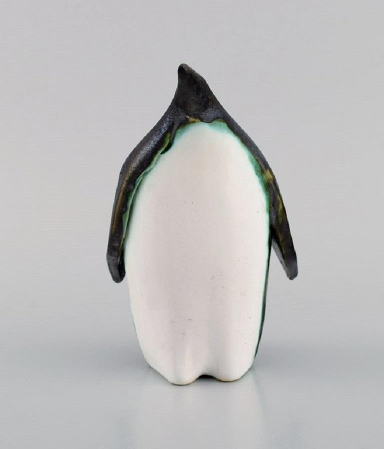 European studio ceramicist. Unique penguin in glazed ceramics. 1980s.
Measures: 15 x 10 cm.
In excellent condition.
Signed.