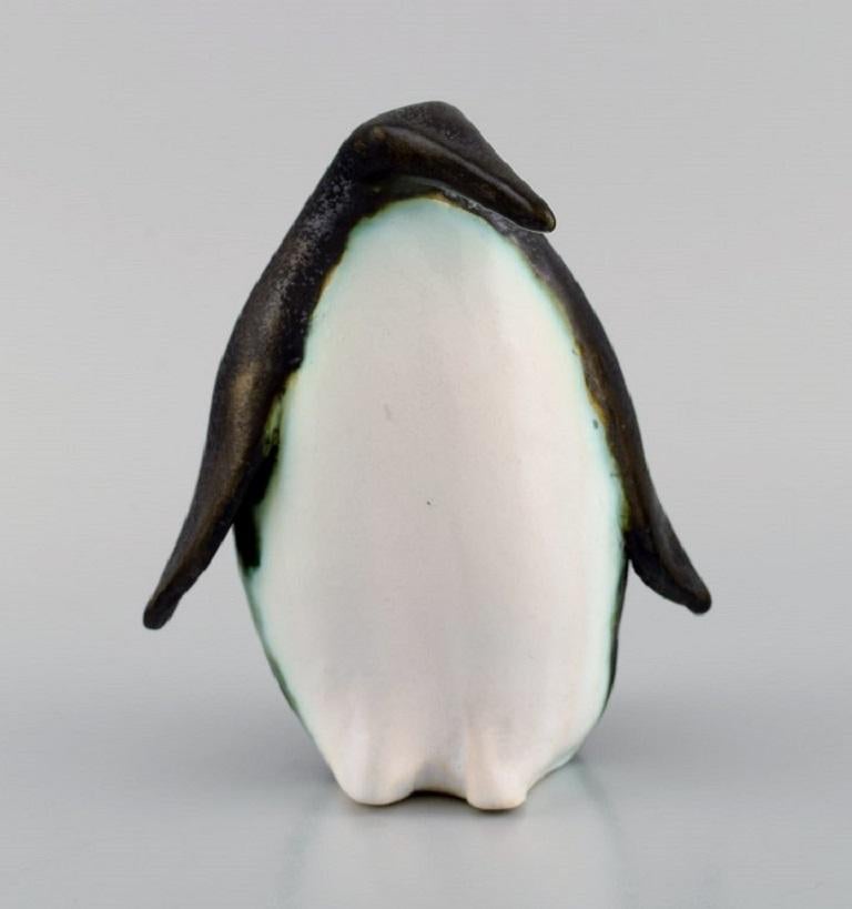 European studio ceramicist. Unique penguin in glazed ceramics. 1980s.
Measures: 14.5 x 9.5 cm.
In excellent condition.
Stamped.