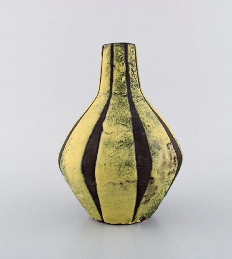 European studio ceramicist. Unique retro vase in glazed ceramics. Black / yellow striped design, 1960s.
Measures: 20.5 x 14.5 cm.
In excellent condition.
Signed.