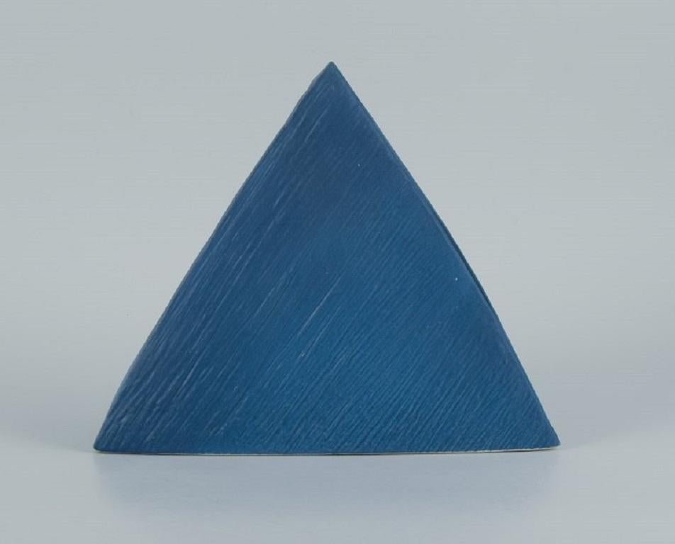 European studio ceramicist. Unique triangular vase in blue glaze.
Late 1900s.
In perfect condition.
Dimensions: length 27.0 x depth 7.5 height 22.0 cm.