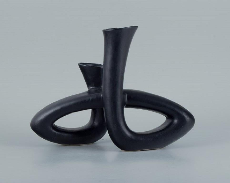 European studio ceramicist. Unique twisted vase in black glaze.
Late 1900s.
In perfect condition.
Dimensions: length 28.0 x depth 12.0 height 21.0 cm.