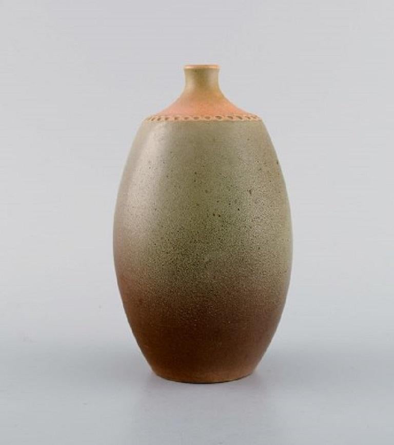 European studio ceramicist. Unique vase in glazed ceramics, 1970s.
Measures: 15 x 8.7 cm.
In excellent condition.
Signed.