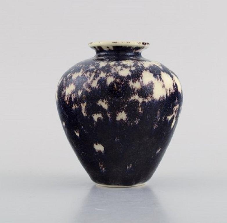 European studio ceramicist. Unique vase in glazed ceramics. Beautiful glaze in dark purple shades, 21st Century.
Measures: 11 x 9.5 cm.
In excellent condition.
Signed.