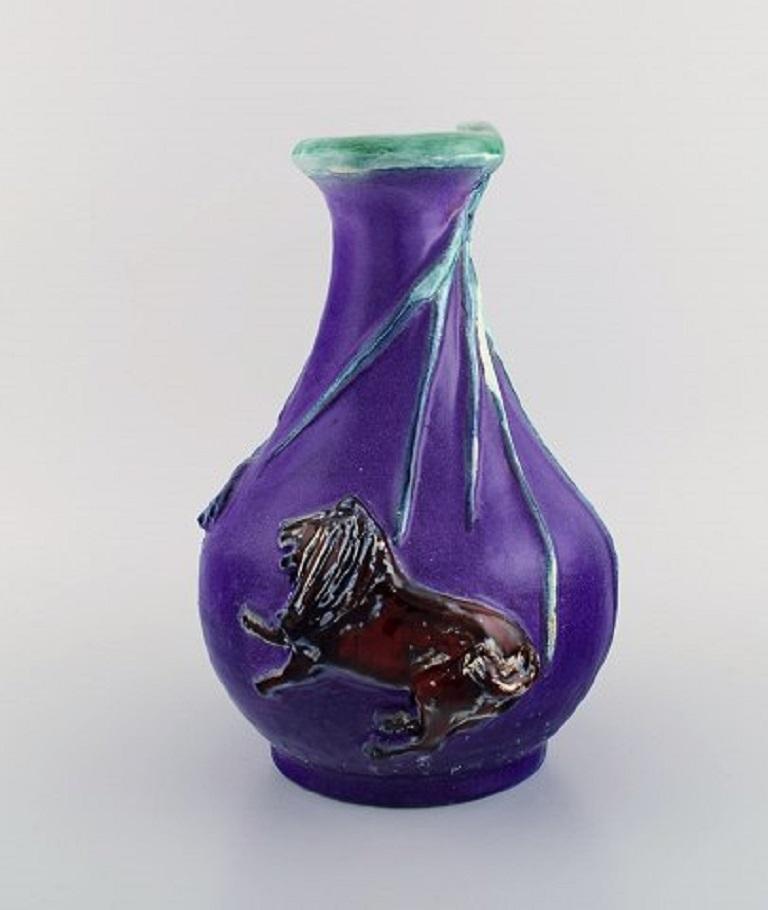 European studio ceramicist. Unique vase in glazed ceramics. Lion and unicorn on purple background. 
Late 20th century.
Measures: 27 x 22 cm.
In excellent condition.