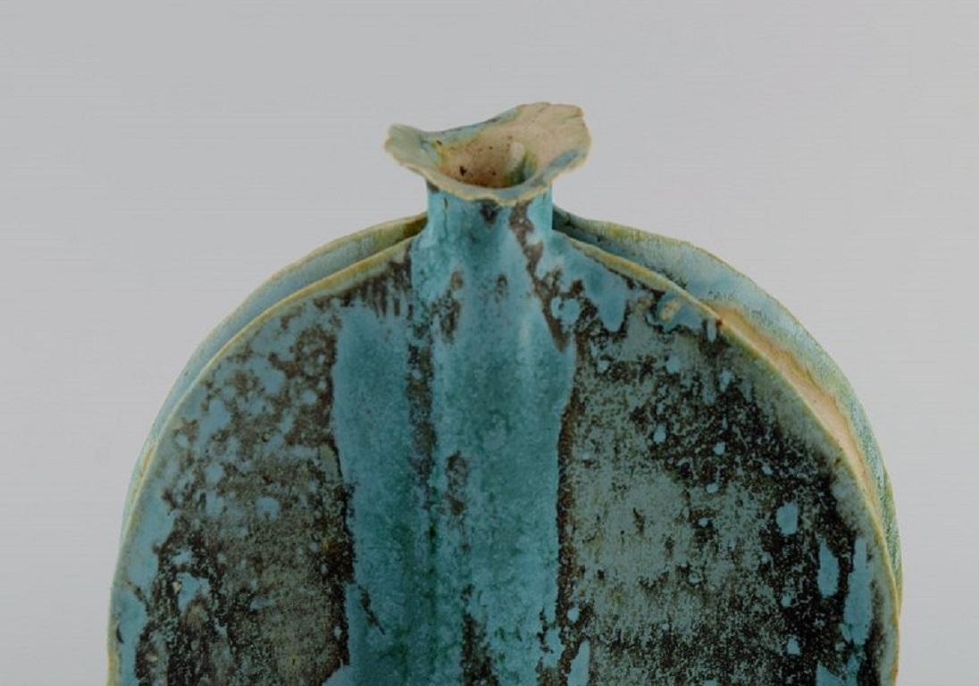 Europäischer Studiokeramiker. Einzigartige Vase aus glasiertem Steingut. 1970's.
Schöne Glasur in Türkis und dunklen Tönen.
Maße: 20 x 17 cm.
In ausgezeichnetem Zustand.
Gestempelt.