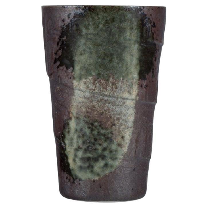 Europäischer Studiokeramiker. Eine einzigartige Vase aus grüner, weißer und schwarzer Glasur