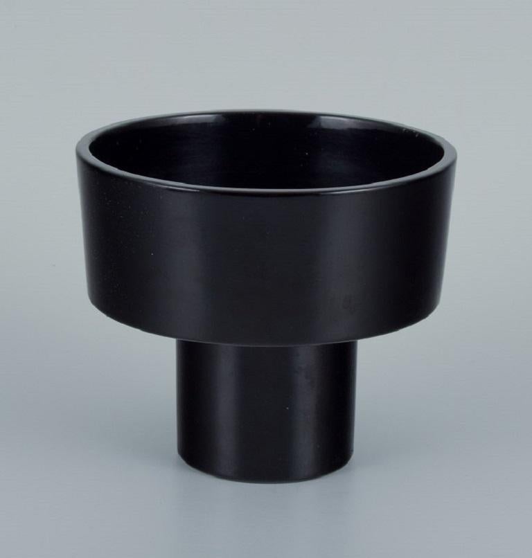 European studio ceramicist. Unique vase in modern shape and black glaze.
Late 1900s.
Marked.
In perfect condition.
Measuring: D 14,0 x H 11,0 cm.