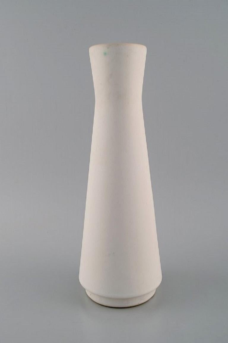 European studio ceramicist. Unique vase in white glazed ceramics. Clean design. 1980's.
Measures: 30.5 x 11 cm.
In excellent condition.
Stamped.