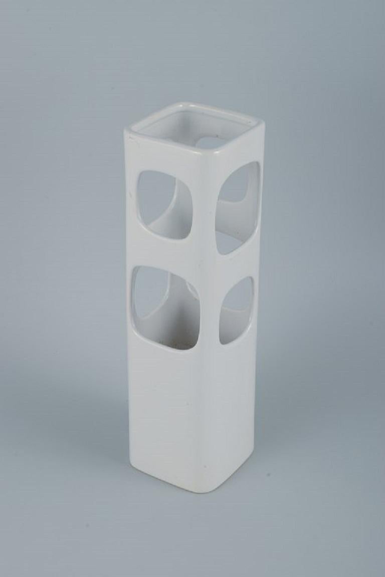 Smaltato Studio Europeo di Ceramica, Vaso unico con buchi in smalto bianco in vendita