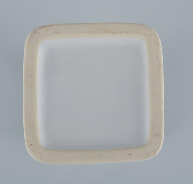 XX secolo Studio Europeo di Ceramica, Vaso unico con buchi in smalto bianco in vendita