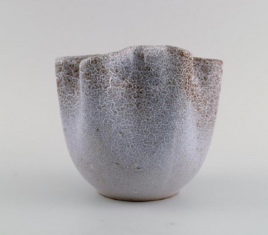 Mid-Century Modern Vase unique en grès émaillé European Studio Ceramicist à bords ondulés en vente