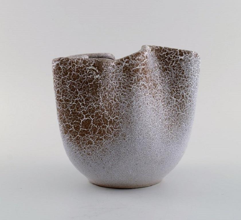 Inconnu Vase unique en grès émaillé European Studio Ceramicist à bords ondulés en vente
