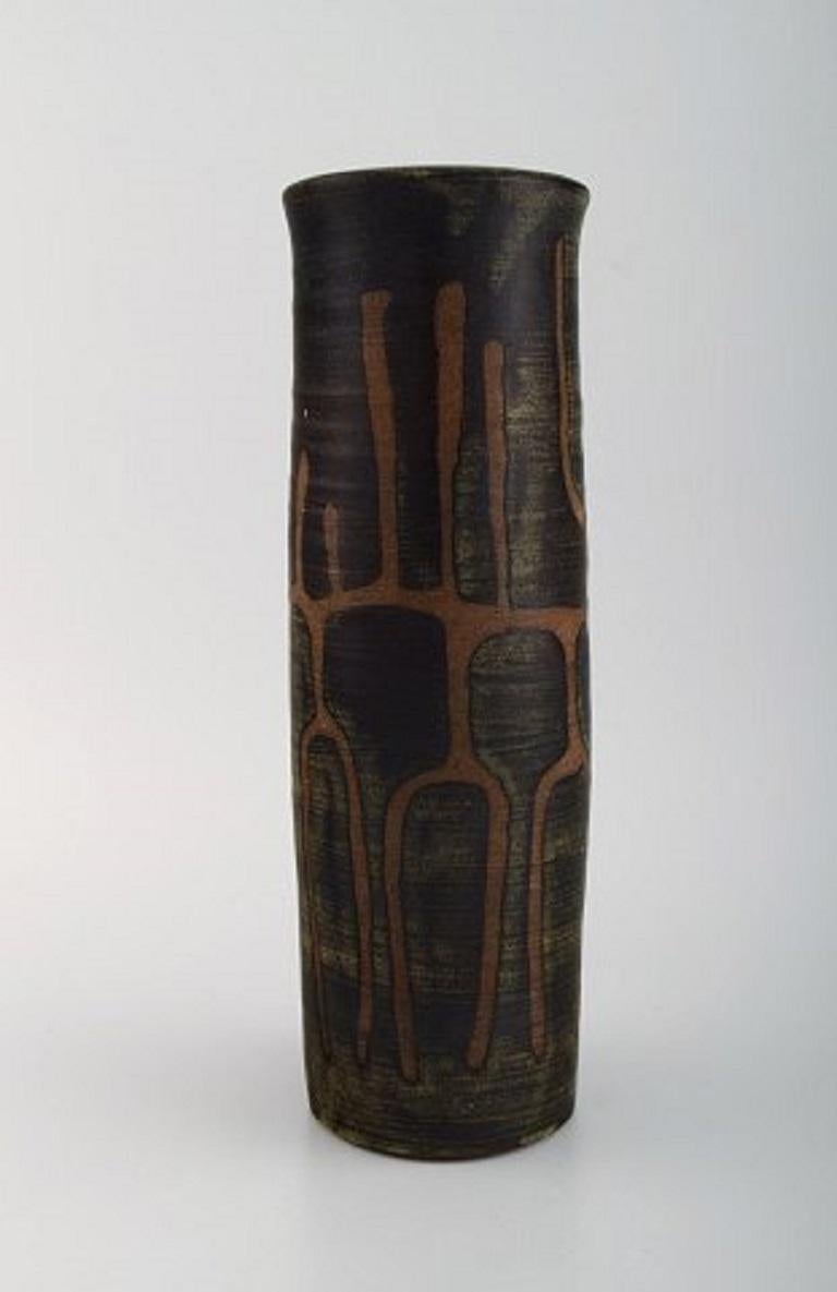 European studio ceramicist. Vase in glazed ceramics. Beautiful glaze in brown shades. 1960s / 70s.
Measures: 30 x 9.5 cm.
In excellent condition.
Stamped.
