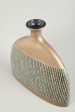 Céramique d'atelier européenne. Grand vase orné d'une mosaïque géométrique.