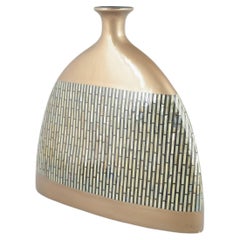 Céramique d'atelier européenne. Grand vase orné d'une mosaïque géométrique.