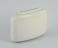 Studio europeo Ceramist, un elegante vaso in ceramica dalla forma modernista